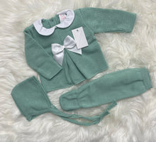 Load image into Gallery viewer, Green Bow Knitted Newborn Bonnet Set
